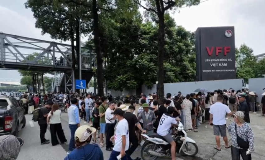 VFF mở b&aacute;n th&ecirc;m v&eacute; Việt Nam - Malaysia, người h&acirc;m mộ vẫn kh&ocirc;ng mua nổi v&igrave; phe v&eacute; ho&agrave;nh h&agrave;nh