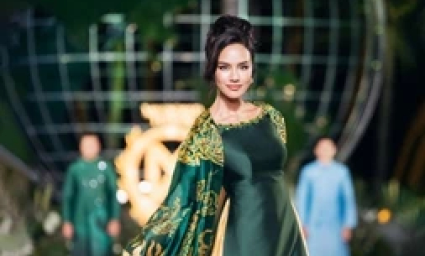 V&igrave; sao &aacute;o d&agrave;i Miss World Opal Suchata diện tại Việt Nam bị ch&ecirc; 'd&igrave;m d&aacute;ng'?