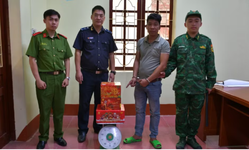 Bi&ecirc;n ph&ograve;ng Lạng Sơn bắt giữ 15kg ph&aacute;o nổ vận chuyển tr&aacute;i ph&eacute;p