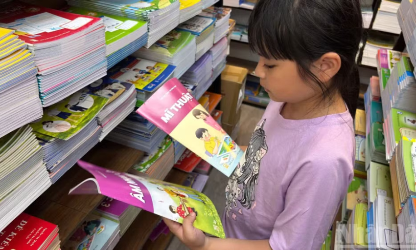 Bộ Gi&aacute;o dục v&agrave; Đ&agrave;o tạo n&ecirc;u nguy&ecirc;n nh&acirc;n thiếu s&aacute;ch gi&aacute;o khoa, khẳng định kh&ocirc;ng để lặp lại trong những năm học sau