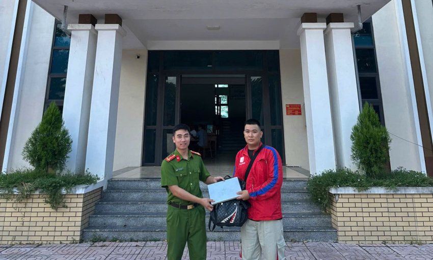 C&aacute;n bộ C&ocirc;ng an x&atilde; Đồng Kỳ nhặt được của rơi, trả lại người đ&aacute;nh mất - lan tỏa nghĩa cử cao đẹp