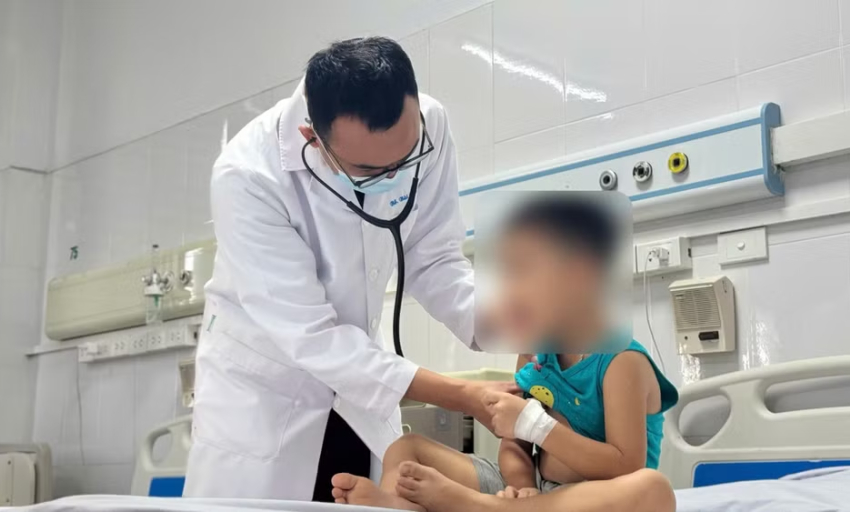 Cảnh gi&aacute;c Adenovirus g&acirc;y sốt cao 40 độ C ở trẻ nhỏ