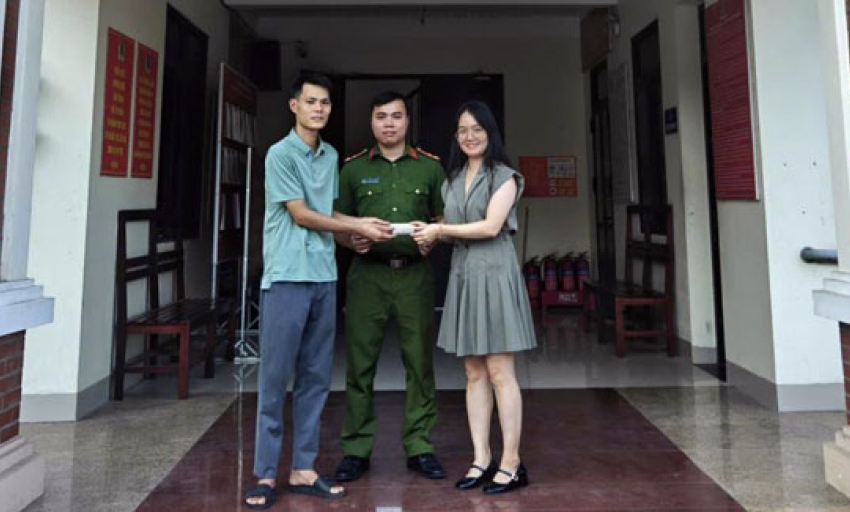 C&ocirc;ng an phường Song Liễu kịp thời hỗ trợ người d&acirc;n t&igrave;m lại t&agrave;n sản bị thất lạc
