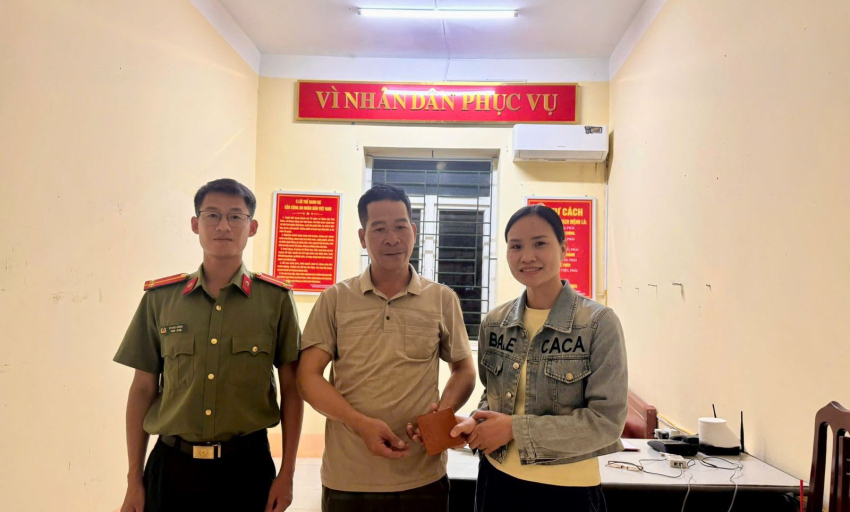 C&ocirc;ng an x&atilde; An Lạc kịp thời gi&uacute;p ch&aacute;u b&eacute; đi lạc, trao trả t&agrave;i sản đ&aacute;nh rơi tại lễ hội