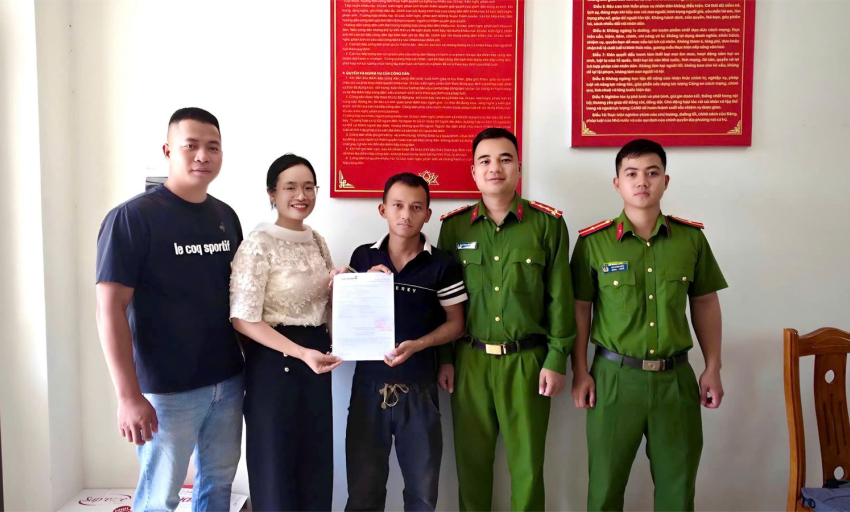 C&ocirc;ng an x&atilde; Biển Động kịp thời hỗ trợ x&aacute;c minh, ho&agrave;n trả số tiền 388 triệu đồng do chuyển nhầm