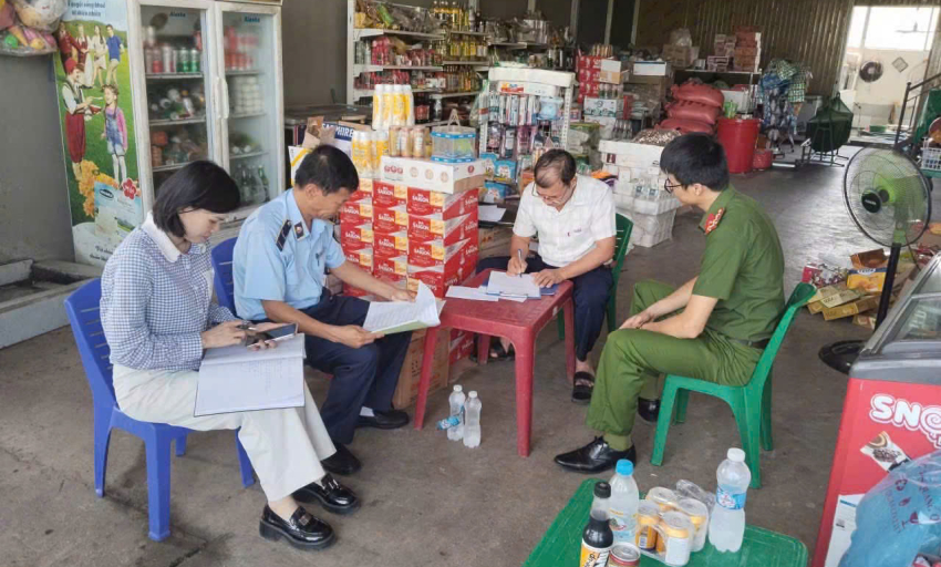C&ocirc;ng an x&atilde; Y&ecirc;n Định phối hợp kiểm tra đảm bảo an to&agrave;n thực phẩm dịp Tết Trung thu v&agrave; đầu năm học mới