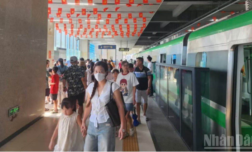 Hơn 190 ngh&igrave;n lượt kh&aacute;ch đi metro miễn ph&iacute; trong ba ng&agrave;y đầu kỳ nghỉ Quốc kh&aacute;nh