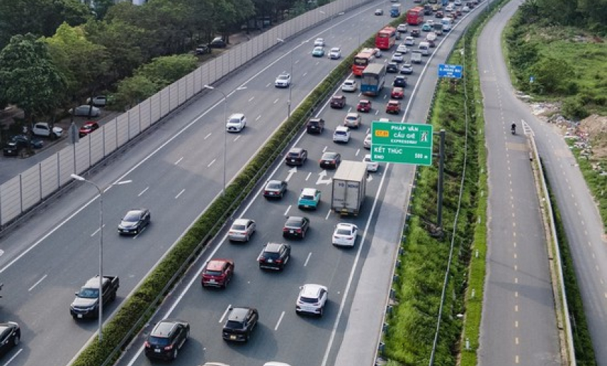Khẩn trương đặt biển b&aacute;o xử phạt vi phạm khoảng c&aacute;ch an to&agrave;n; nghi&ecirc;n cứu sửa đổi Th&ocirc;ng tư 38/2024/TT-BGTVT
