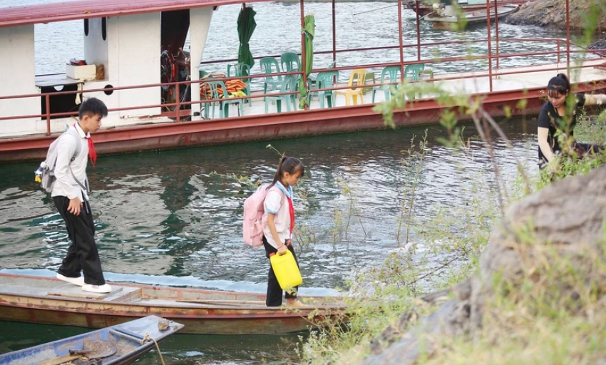 Kh&ocirc;ng để học sinh phải nghỉ học, bỏ học v&igrave; điều kiện giao th&ocirc;ng, đi lại kh&oacute; khăn