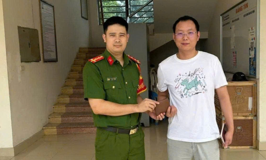Lan tỏa gương s&aacute;ng "Người tốt, việc tốt": C&ocirc;ng an phường Nam Sơn trao trả t&agrave;i sản cho c&ocirc;ng d&acirc;n nước ngo&agrave;i
