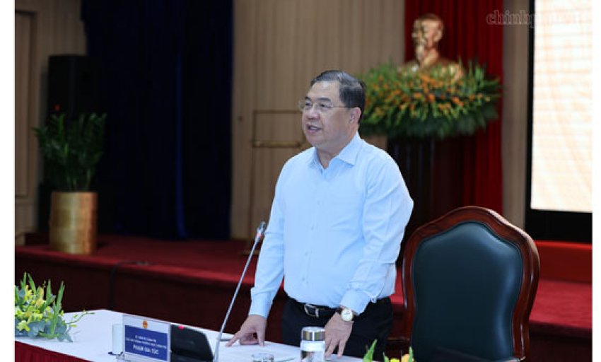 Ph&oacute; Thủ tướng Thường trực Phạm Gia T&uacute;c: EVN phải giữ vai tr&ograve; n&ograve;ng cốt trong bảo đảm an ninh năng lượng