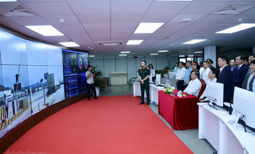 Ph&oacute; Thủ tướng Thường trực Phạm Gia T&uacute;c khảo s&aacute;t m&ocirc; h&igrave;nh c&ocirc;ng vi&ecirc;n logistics, cửa khẩu th&ocirc;ng minh tại Lạng Sơn