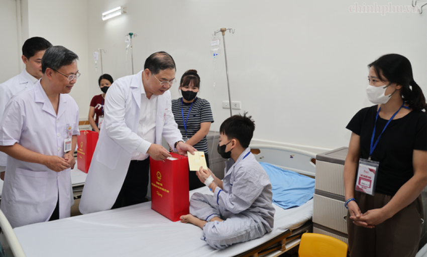 Ph&oacute; Thủ tướng Thường trực Phạm Gia T&uacute;c thăm, tặng qu&agrave; bệnh nhi dịp Tết Trung thu