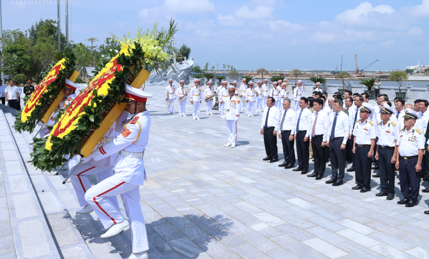 Thủ tướng d&acirc;ng hương tưởng niệm tại Di t&iacute;ch Quốc gia đặc biệt Đường Hồ Ch&iacute; Minh tr&ecirc;n biển