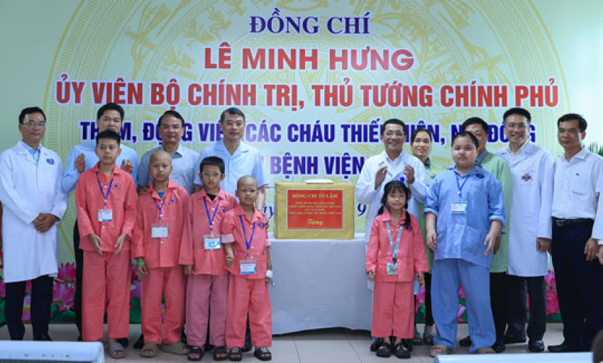 Thủ tướng trao qu&agrave; của Tổng B&iacute; thư, Chủ tịch nước T&ocirc; L&acirc;m tặng c&aacute;c bệnh nhi ung thư