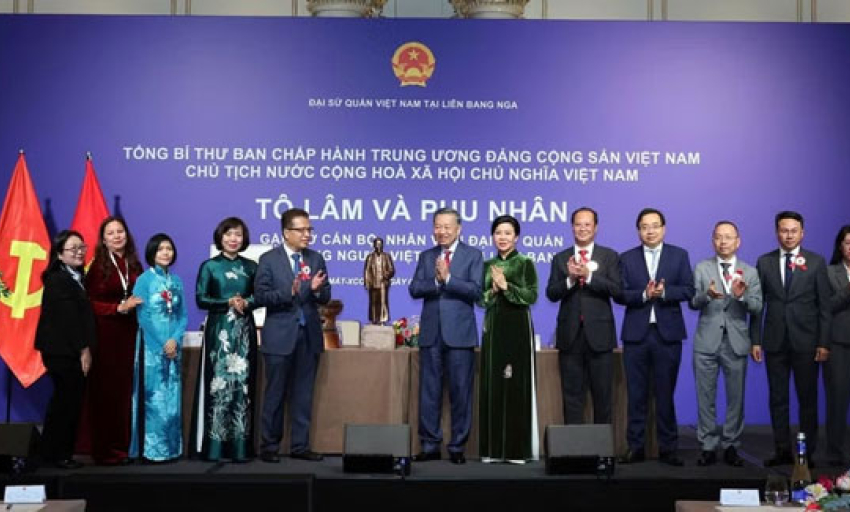 Tổng B&iacute; thư, Chủ tịch nước T&ocirc; L&acirc;m gặp gỡ c&aacute;n bộ, nh&acirc;n vi&ecirc;n Đại sứ qu&aacute;n v&agrave; cộng đồng người Việt Nam tại Li&ecirc;n bang Nga