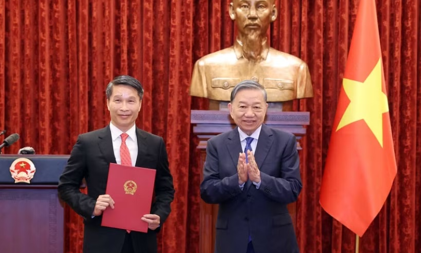 Tổng B&iacute; thư, Chủ tịch nước T&ocirc; L&acirc;m trao quyết định bổ nhiệm 2 Đại sứ Việt Nam tại nước ngo&agrave;i