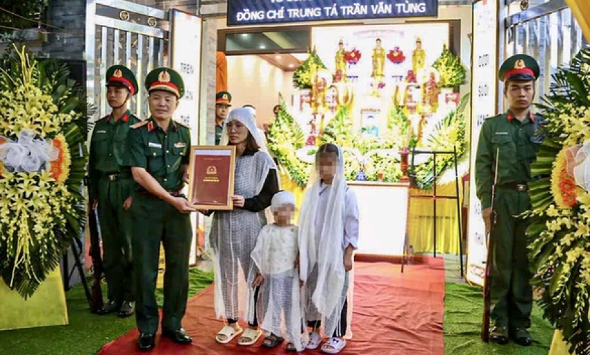 Truy thăng qu&acirc;n h&agrave;m Trung t&aacute; cho Thiếu t&aacute; Trần Văn T&ugrave;ng hy sinh khi cứu người