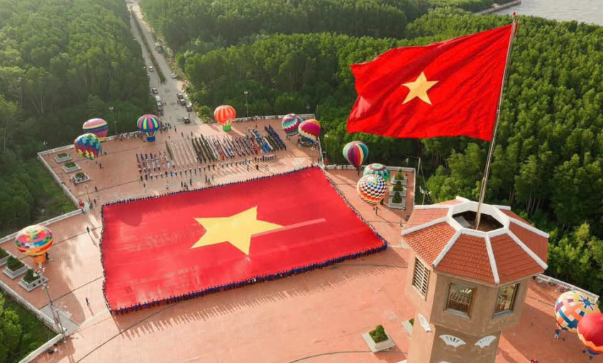 Từ địa đầu Đ&ocirc;ng Bắc đến cực Nam: Nhịp Quốc ca trong ng&agrave;y Tết Độc lập