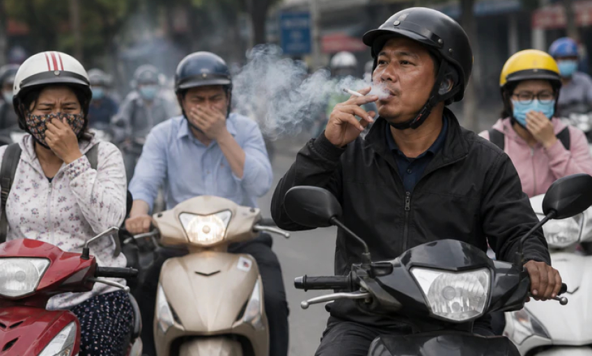 Vừa h&uacute;t thuốc, vừa l&aacute;i xe c&oacute; bị xử phạt?