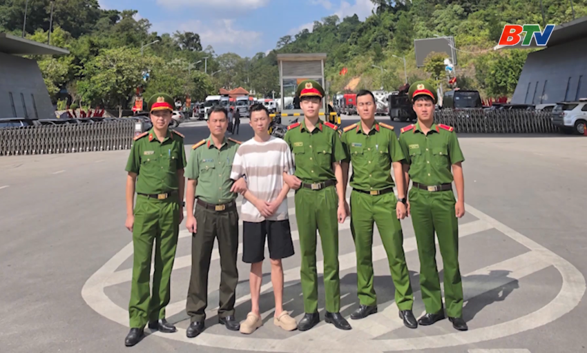 B&agrave;n giao đối tượng truy n&atilde; cầm đầu lừa đảo xuy&ecirc;n quốc gia 