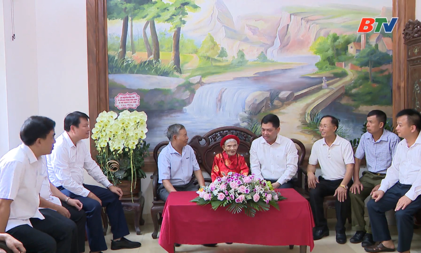 B&iacute; thư Th&agrave;nh ủy Nguyễn Hồng Th&aacute;i thăm, tặng qu&agrave; người cao tuổi v&agrave; trẻ em