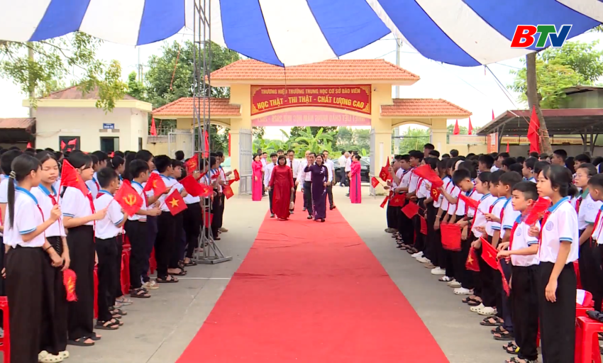 C&aacute;c đồng ch&iacute; l&atilde;nh đạo tỉnh ch&uacute;c mừng thầy, c&ocirc; gi&aacute;o v&agrave; học sinh nh&acirc;n ng&agrave;y khai trường tr&ecirc;n địa b&agrave;n tỉnh