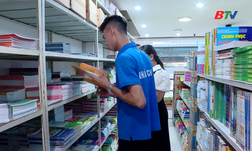 C&aacute;c vấn đề x&atilde; hội: Thị trường s&aacute;ch gi&aacute;o khoa m&ugrave;a tựu trường