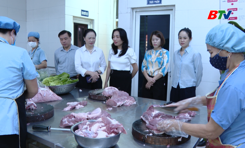  Chống bu&ocirc;n lậu: Kiểm so&aacute;t an to&agrave;n thực phẩm trong bữa ăn b&aacute;n tr&uacute; của học sinh