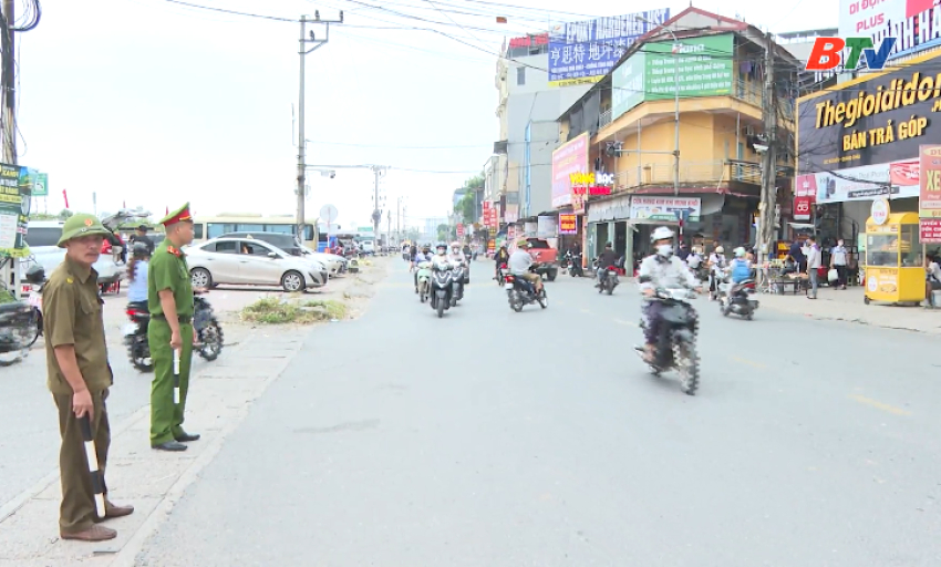 Chống &ugrave;n tắc giao th&ocirc;ng giờ cao điểm tr&ecirc;n đường gom khu c&ocirc;ng nghiệp
