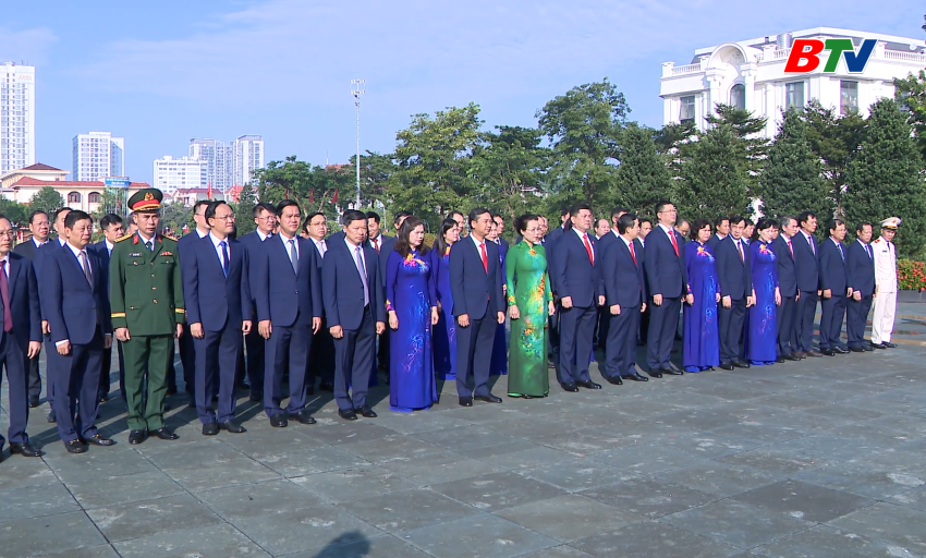 Đo&agrave;n Đại biểu l&atilde;nh đạo tỉnh viếng đ&agrave;i tưởng niệm c&aacute;c Anh h&ugrave;ng liệt sĩ