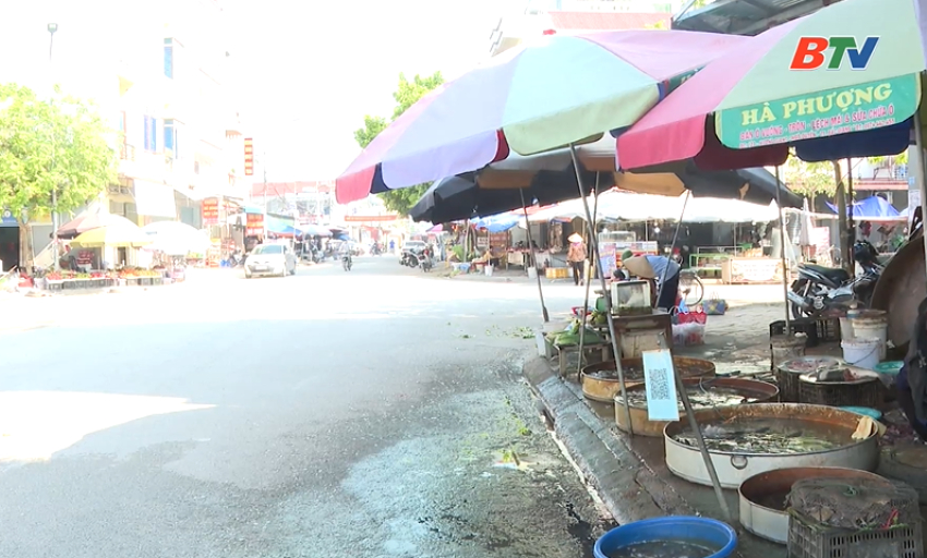 Giải quyết t&igrave;nh trạng lấn chiếm l&ograve;ng đường họp chợ tr&ecirc;n địa b&agrave;n phường Việt Y&ecirc;n