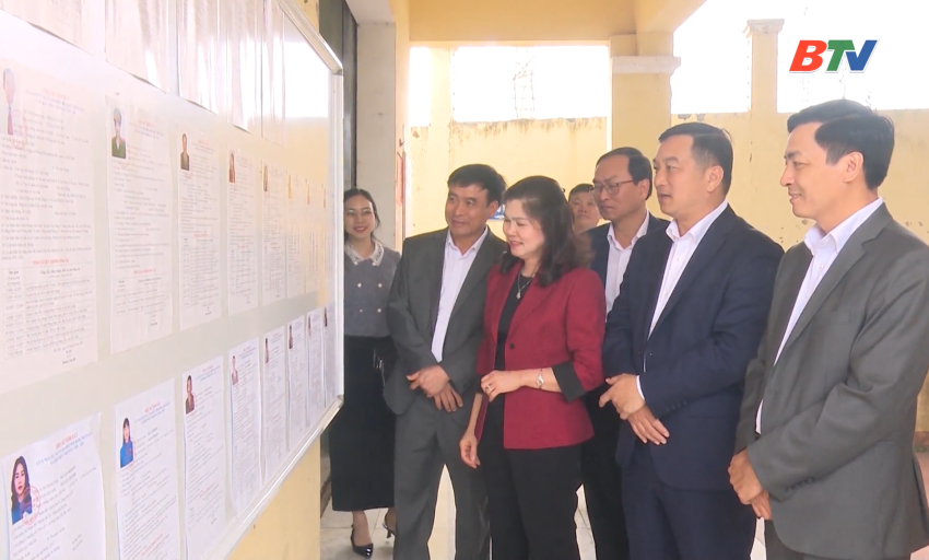 Ph&oacute; Chủ tịch HĐND tỉnh L&acirc;m Thị Hương Th&agrave;nh kiểm tra c&ocirc;ng t&aacute;c chuẩn bị bầu cử tại x&atilde; Hiệp Ho&agrave; 
