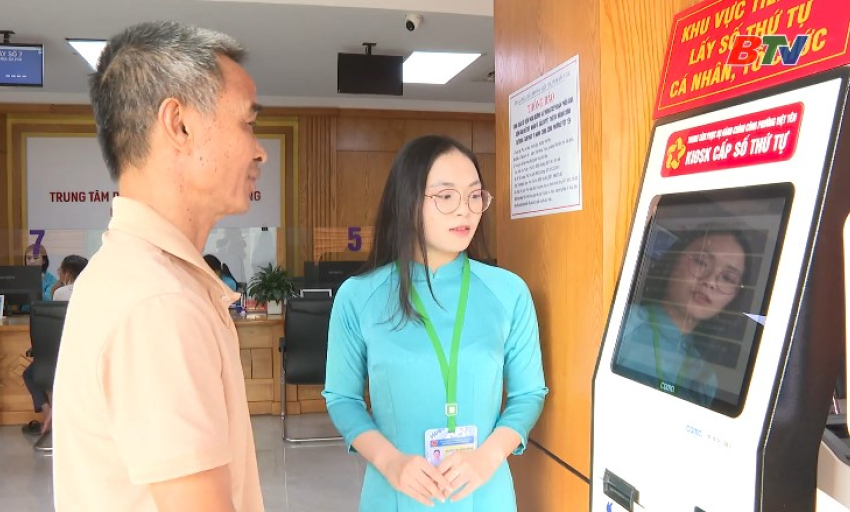 Gương mẫu trong giải quyết thủ tục h&agrave;nh ch&iacute;nh cho người d&acirc;n