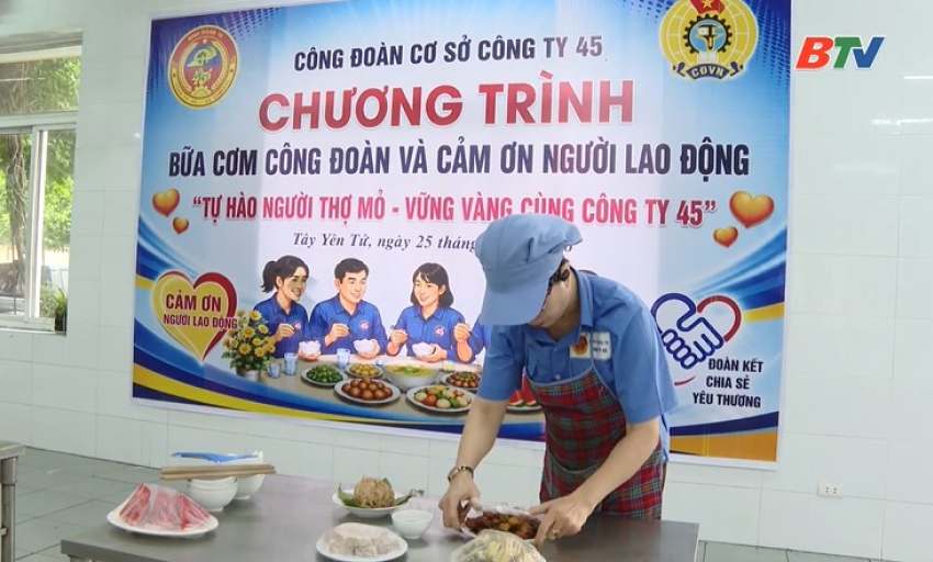 Hạnh ph&uacute;c b&ecirc;n "Bữa cơm c&ocirc;ng đo&agrave;n - tự h&agrave;o người thợ mỏ" 