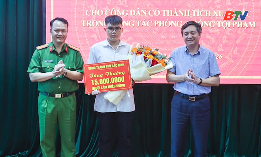 Khen thưởng nam sinh dũng cảm tố gi&aacute;c, đương đầu với tội phạm