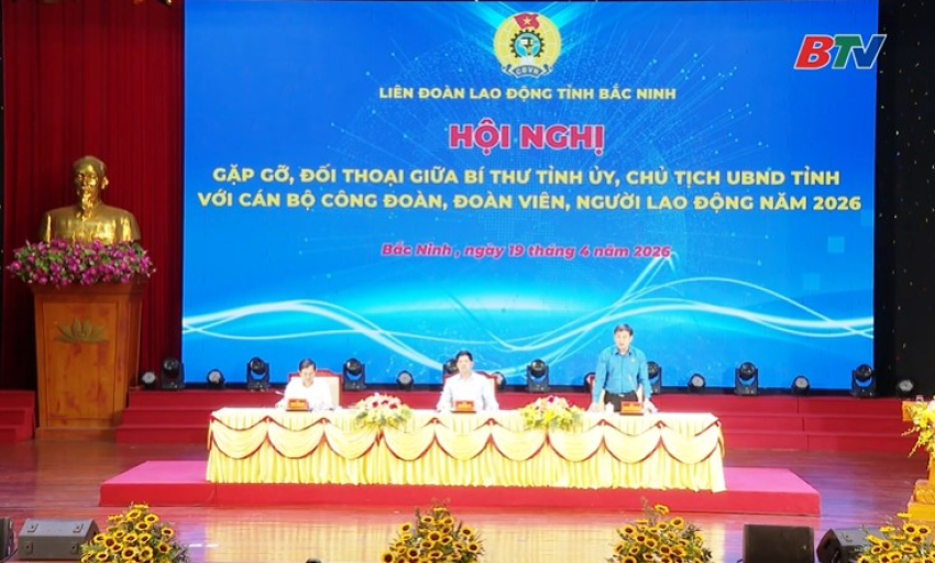 L&atilde;nh đạo tỉnh đối thoại với c&ocirc;ng nh&acirc;n, lao động -&nbsp;Cởi mở, thẳng thắn để&nbsp;th&aacute;o gỡ kh&oacute; khăn