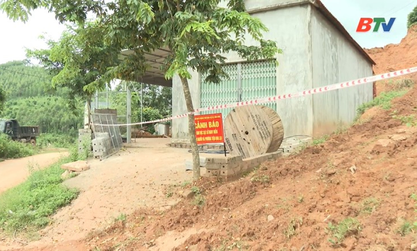 Nhiều điểm sạt lở c&oacute; nguy cơ ảnh hưởng đến người d&acirc;n xuất hiện sau b&atilde;o số 4 