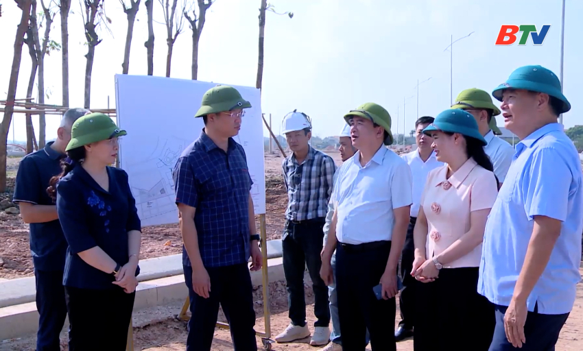 Ph&oacute; B&iacute; thư Th&agrave;nh ủy thăm khu t&aacute;i định cư v&agrave; động vi&ecirc;n c&aacute;c hộ d&acirc;n hiến đất l&agrave;m đường