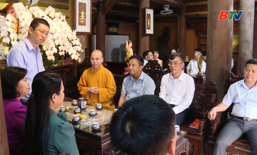 Ph&oacute; B&iacute; thư Tỉnh uỷ ch&uacute;c mừng lễ Vu Lan tại ch&ugrave;a B&uacute;t Th&aacute;p 
