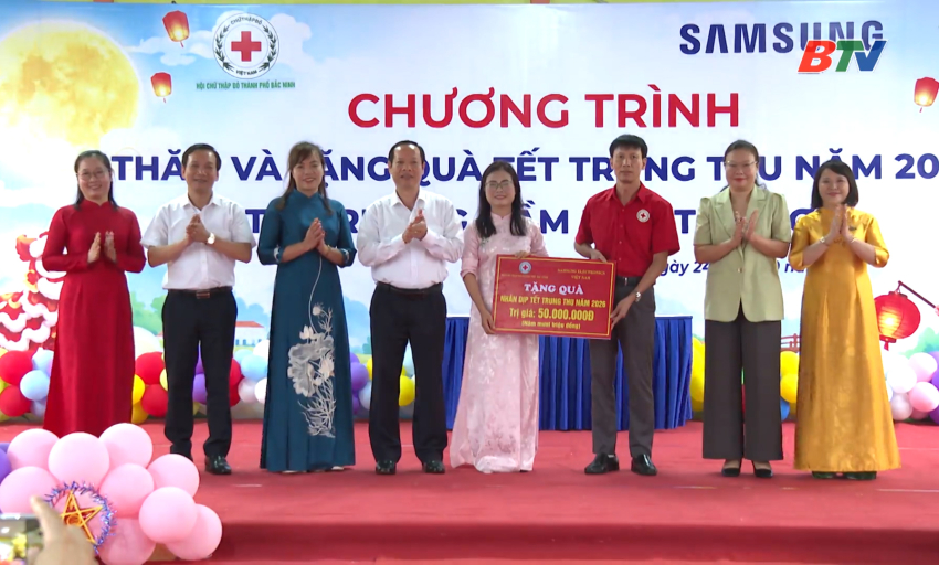 Ph&oacute; Chủ tịch HĐND Th&agrave;nh phố tặng qu&agrave; Trung thu tại phường Tam Sơn