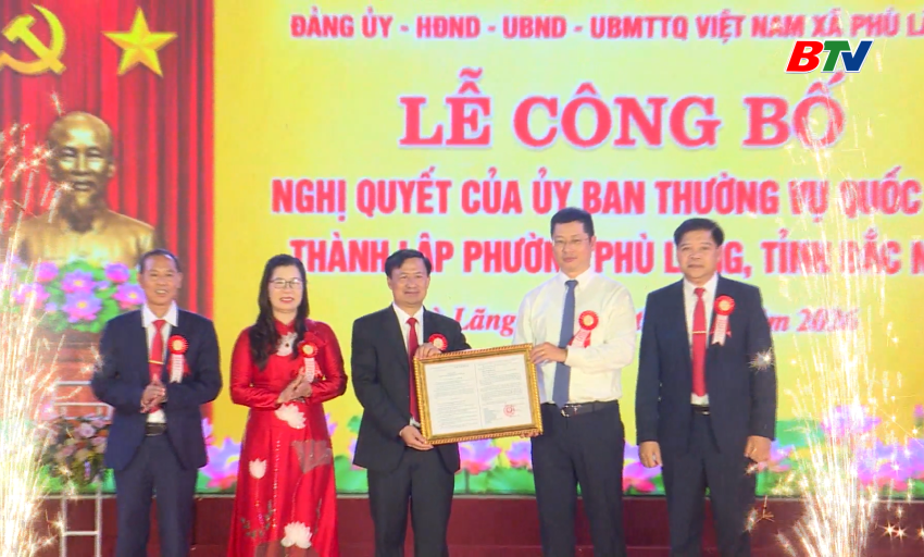 Ph&ugrave; L&atilde;ng c&ocirc;ng bố Nghị quyết th&agrave;nh lập phường