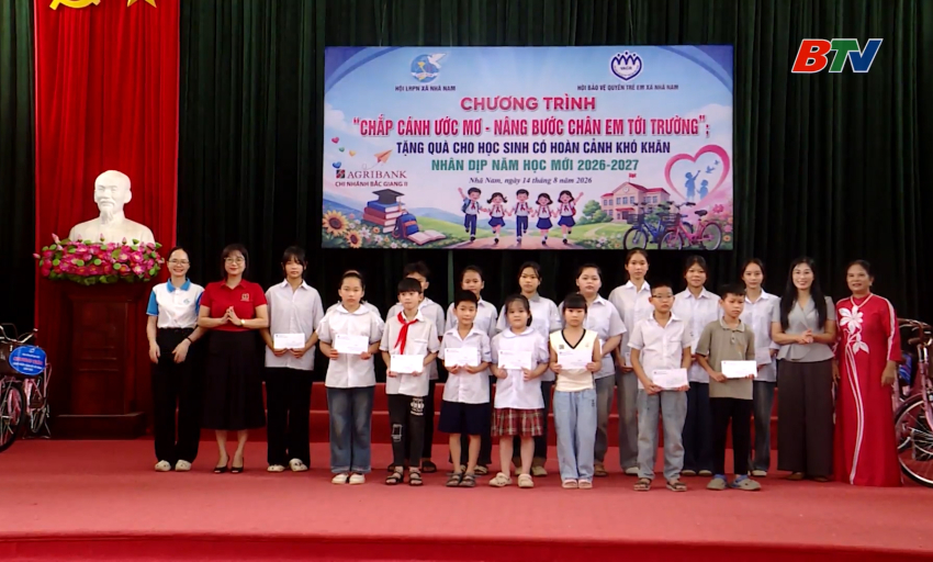 Phụ nữ Bắc Ninh đồng h&agrave;nh c&ugrave;ng trẻ em ngh&egrave;o trước thềm năm học mới 