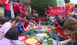 Trẻ tự kỉ h&agrave;o hứng tự tay g&oacute;i b&aacute;nh chưng đ&oacute;n Tết