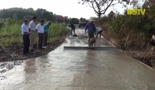 Y&ecirc;n Thế hỗ trợ xi măng l&agrave;m đường giao th&ocirc;ng