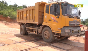 Lục Nam: Xe qu&aacute; tải l&agrave;m hỏng đường sắt