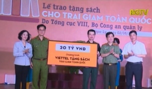 Trao s&aacute;ch cho phạm nh&acirc;n c&aacute;c trại giam to&agrave;n quốc