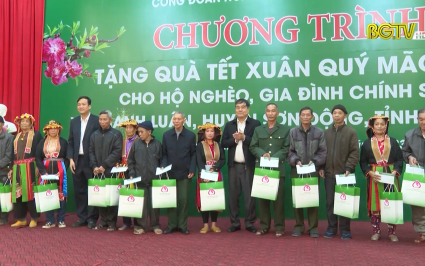 100% hộ ngh&egrave;o Sơn Động được tặng qu&agrave; Tết