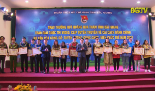 19 thanh ni&ecirc;n ti&ecirc;u biểu được nhận giải thưởng quỹ Ho&agrave;ng Hoa Th&aacute;m