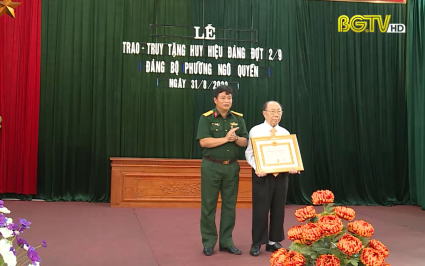1.366 Đảng vi&ecirc;n được tặng Huy hiệu Đảng dịp 2/9